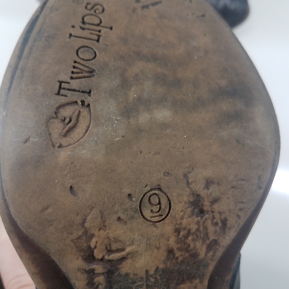 Two Lips Black Knee High Heeled Boots - Picture 11 of 13